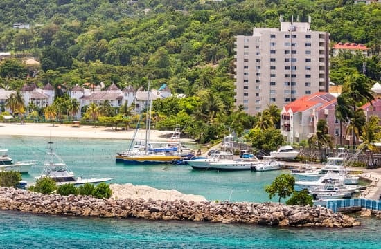 Where do rich Jamaicans live in Jamaica?